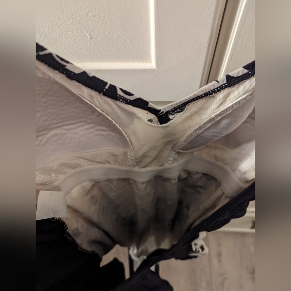 𝅺💰2/$20 VINTAGE One piece black and white ruched bathing suit - Picture 6 of 7